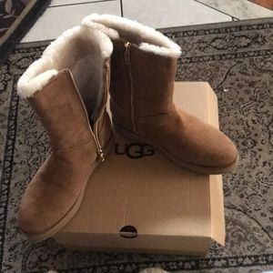 Ugg classic short with zipper nwt size 6